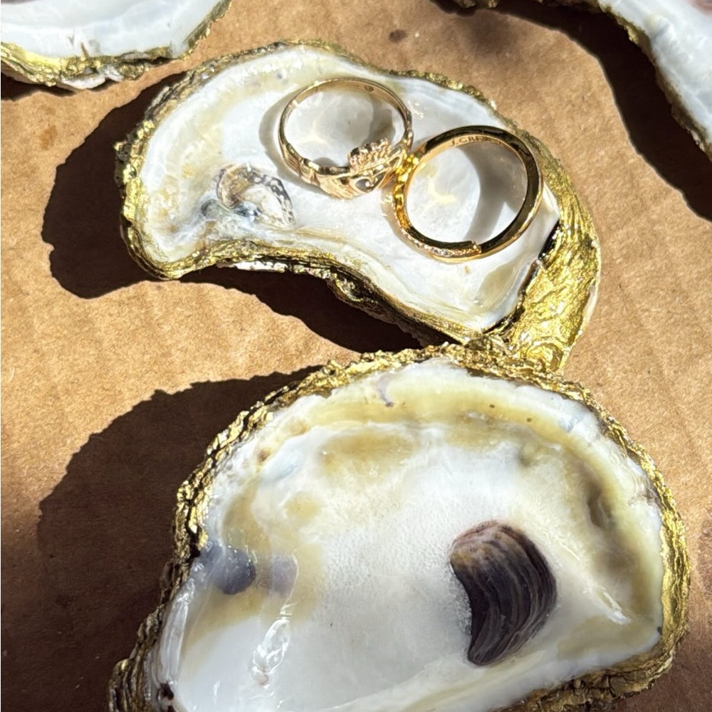 Elegant Gold Oyster Jewelry Holder